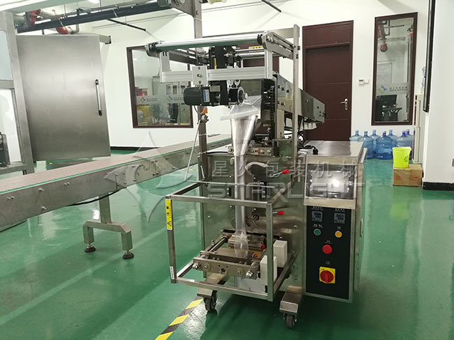 螺絲釘全自(zì)動包裝(zhuāng)機整機廠(chǎng)房內實拍